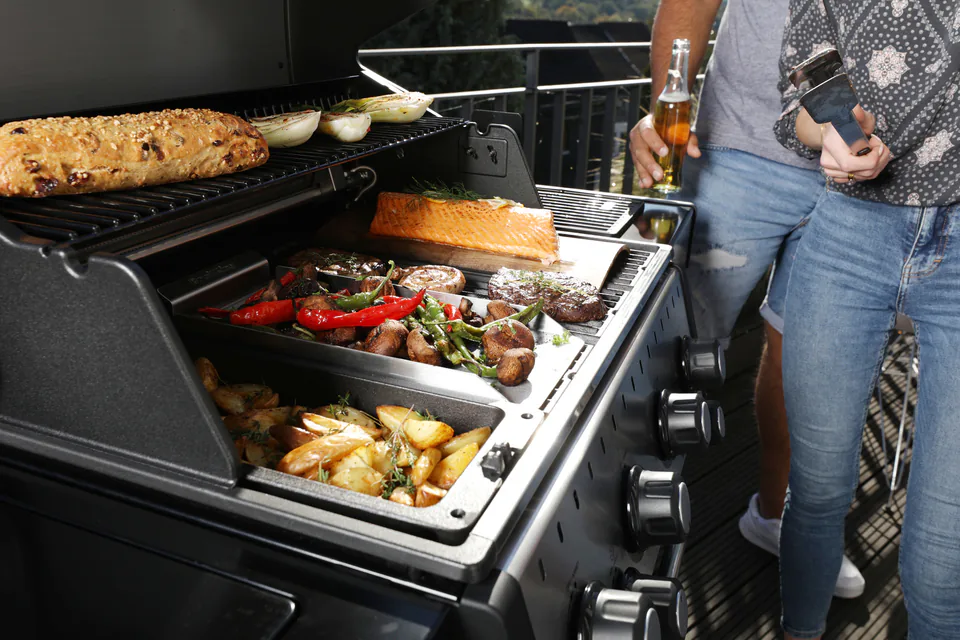 Polgrill_BK_Crown 490_Lifestyle_w_ogrodzie