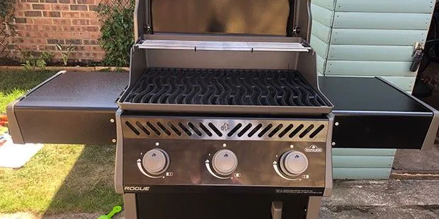 grill-gazowy-rogue-425-napoleon-polgrill