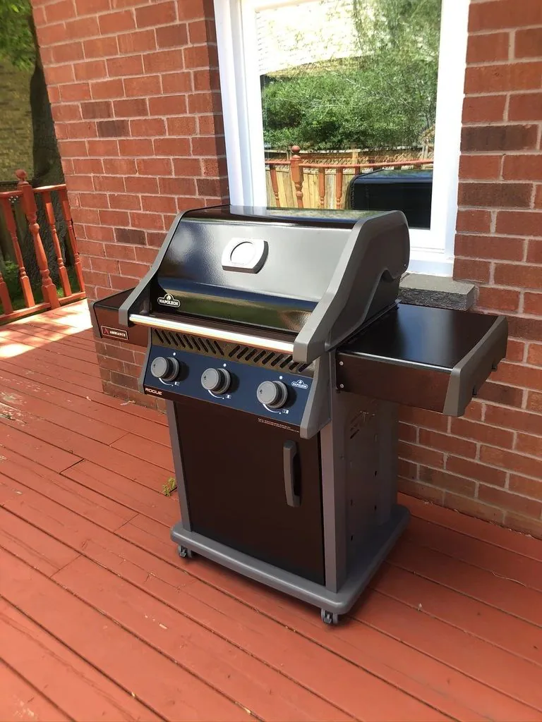 grill-gazowy-rogue-425-napoleon-polgrill