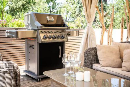 grill-napoleon-RSE425-black-na-tarasie-polgrill