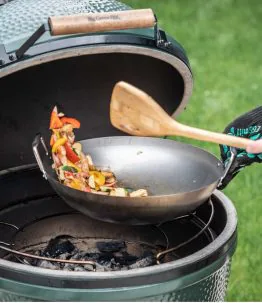 polgrill-120779-wok-big-green-egg-ze-stali-weglowej-z-bambubsowa-szpatulka1
