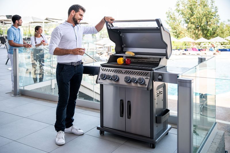 grill-napoleon-RSE525_stainless-steel-polgrill