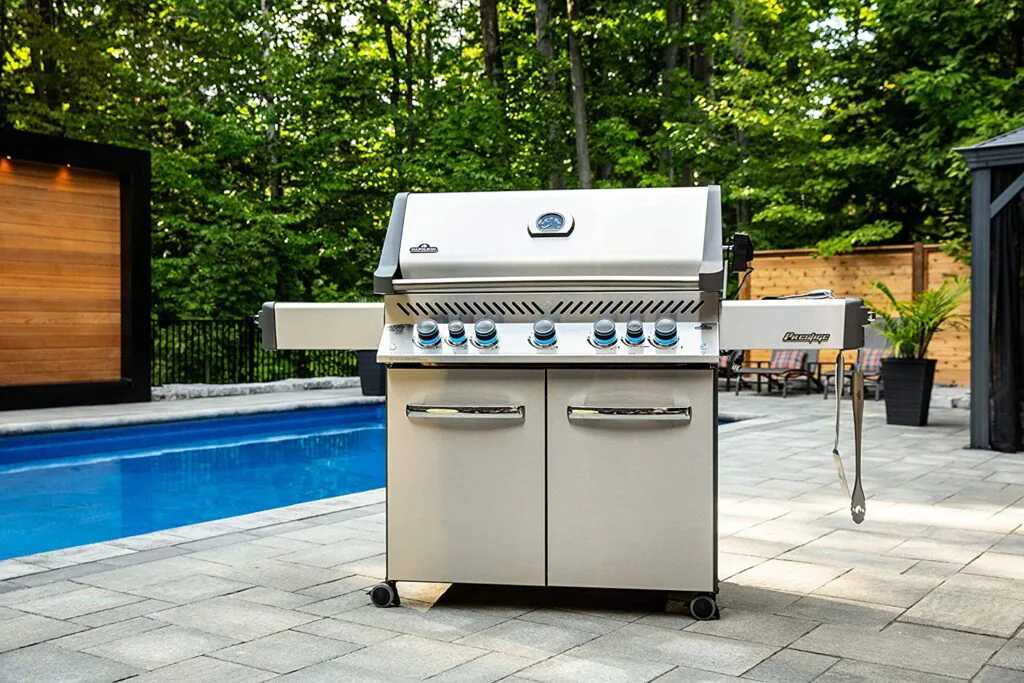 Napoleon-grill-Prestige-665-P665RSIBPSS-PL-Polgrill-przy-basenie