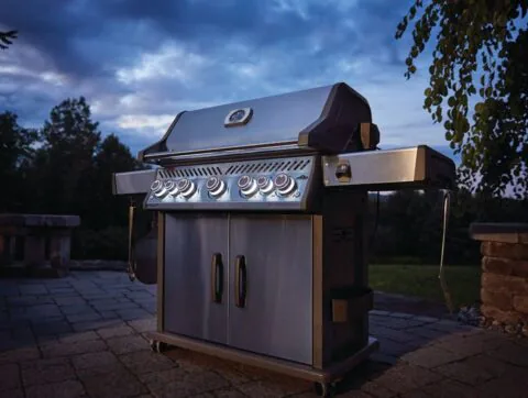 Polgrill-Napoleon-Rogue-SE625SIBPSS-wieczorem-lampy-włączone