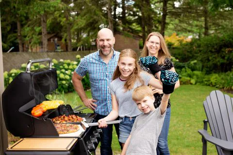 Polgrill-Crown_410_rodzina_przy_grillu