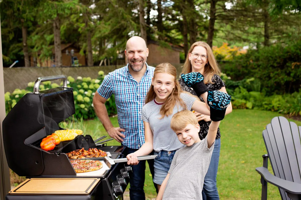 Polgrill-Crown_410_rodzina_przy_grillu_broilking