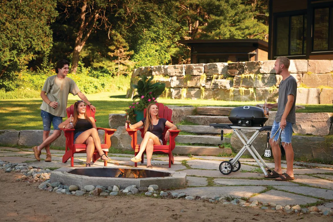Polgrill-PRO285X-BK-Lifestyle-w-ogrodzie