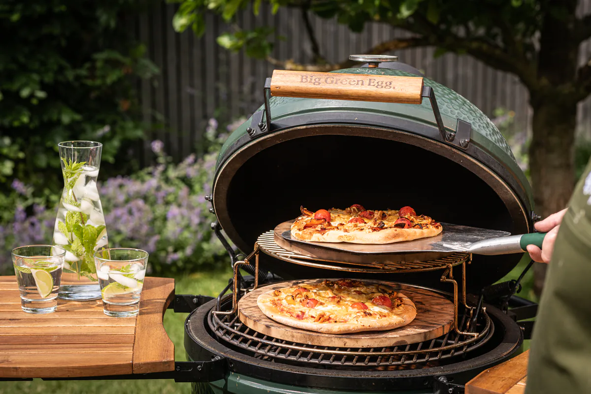 Polgrill-grill-big-green-egg-xl-z-pizzą