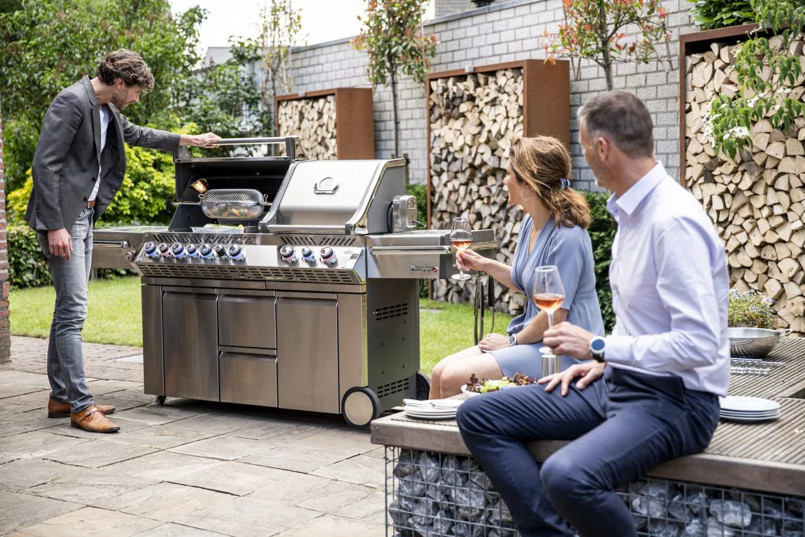Polgrill-grill-gazowy-prestige-pro-825-napoleon-w-ogrodzie