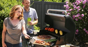 Polgrill-Crown_S_490_Lifestyle-broilking-pizza-stone