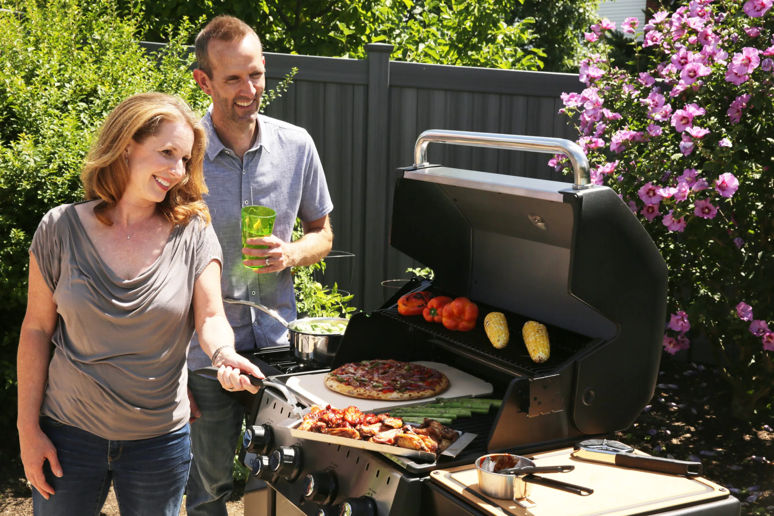 Polgrill-Crown_S_490_Lifestyle-broilking-pizza-stone Polgrill-pizza-z-grilla-Crown_S_490_Lifestyle-broilking-pizza-stone