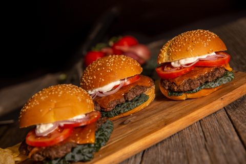 Polgrill-Burger_na-grillu-broil-king