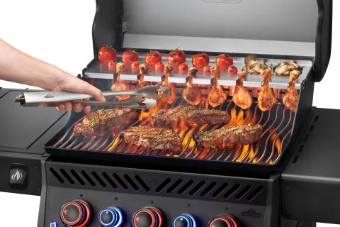 Polgrill JPG-Rogue-RPS425RSIBPK-2-PHM-napoleon-grill-In-Use-