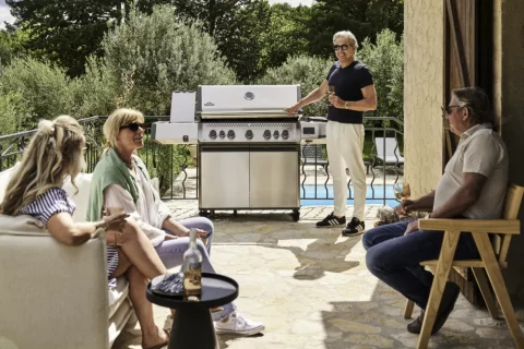 Polgrill-P665VXRSIBPSS_WithPeople9-napoleon-dobregrille